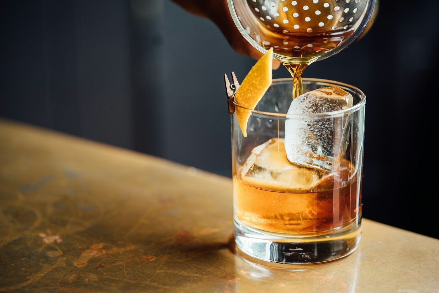 Sfeervolle cocktailbar met warme verlichting